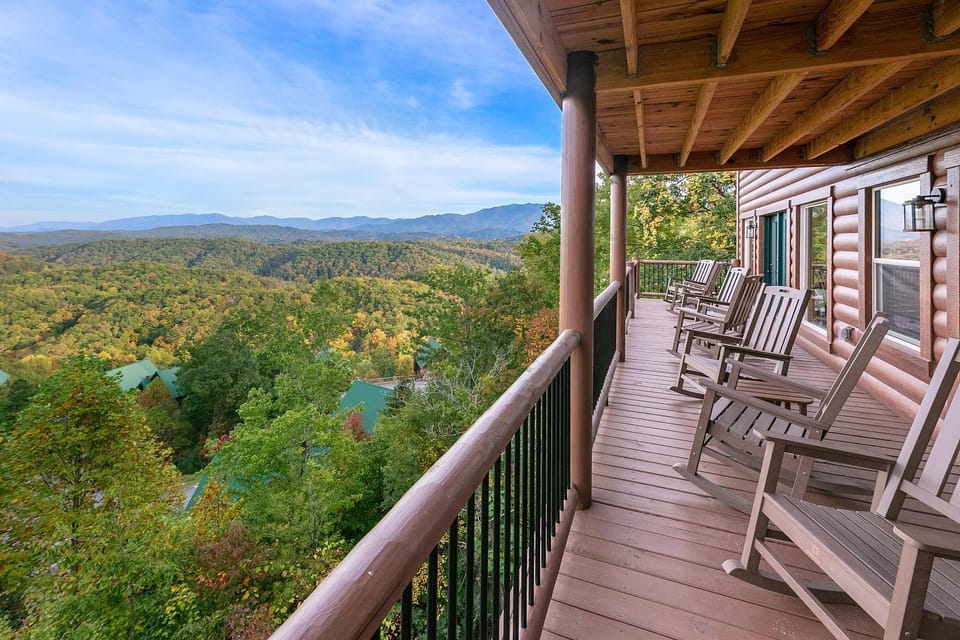 Gritz Carlton, LUXURY Private Pool, Theater Rm, Hot Tub, Panoramic Mtn Views!! Chalet in Sevier County