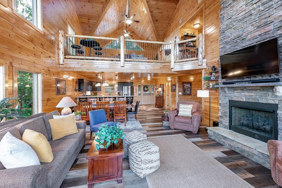 Gritz Carlton, LUXURY Private Pool, Theater Rm, Hot Tub, Panoramic Mtn Views!! Chalet in Sevier County