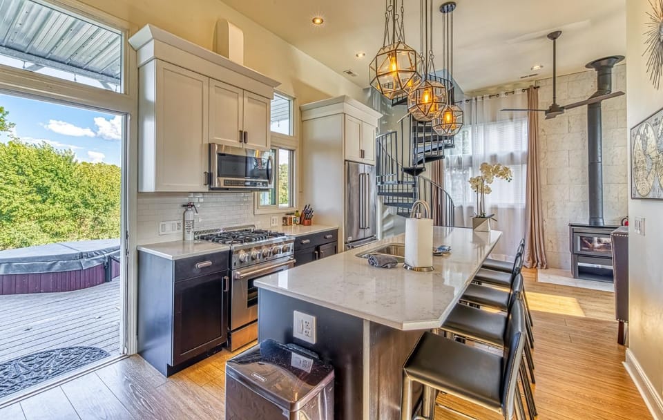 Kitchen or kitchenette, Dining area, dishwasher, minibar, pet friendly, stove