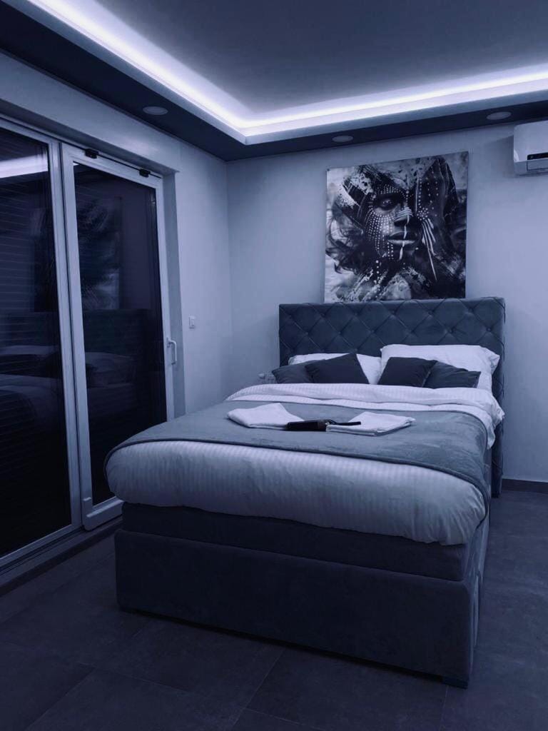 Bed, Bedroom, towels, air conditioner