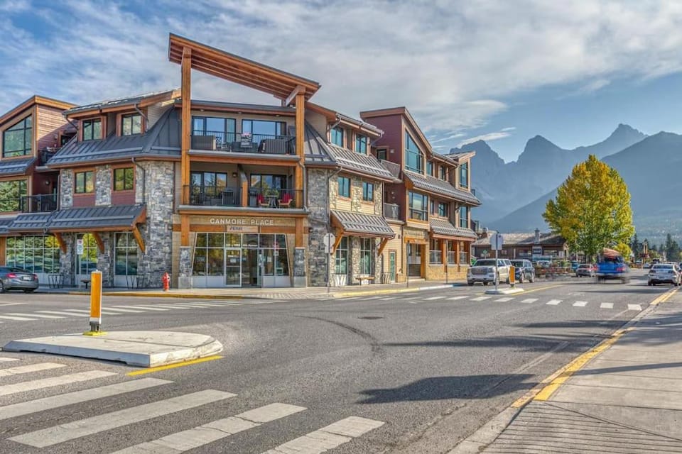 Rundle Rise - Spacious Condo Steps from Main Street House in Canmore