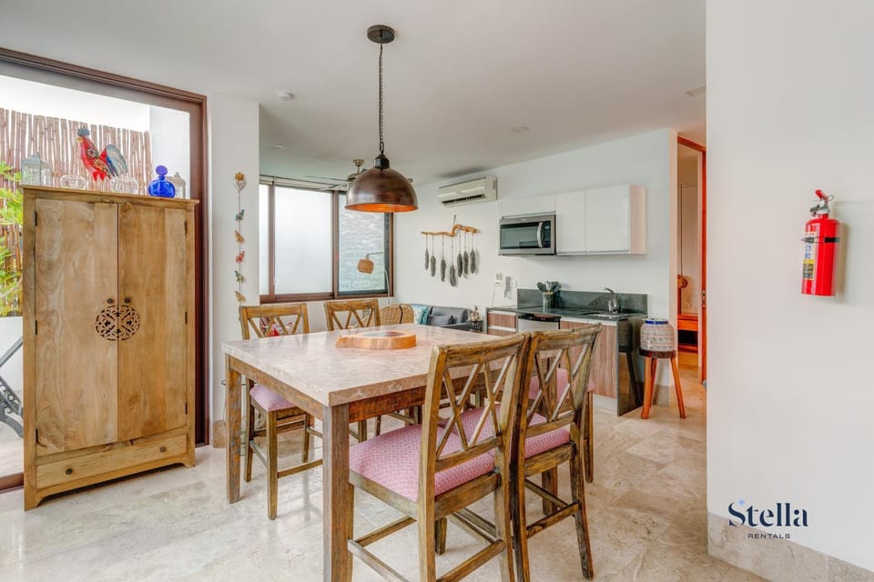 Kitchen or kitchenette, Seating area, Dining area