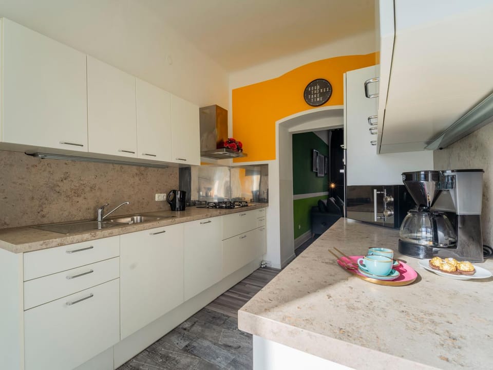 Coffee/tea facilities, Kitchen or kitchenette, dishwasher, microwave, oven, stove, toaster