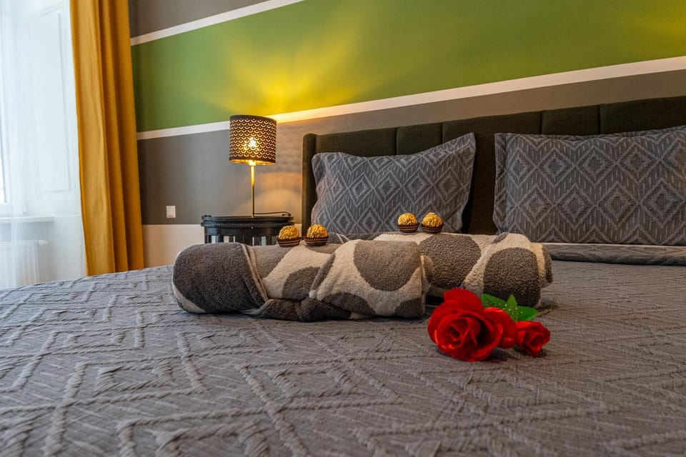 Bed, Photo of the whole room, Bedroom, towels