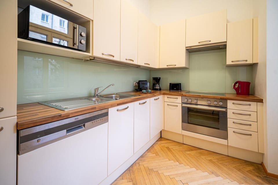 Coffee/tea facilities, Kitchen or kitchenette, dishwasher, microwave, oven, stove, toaster