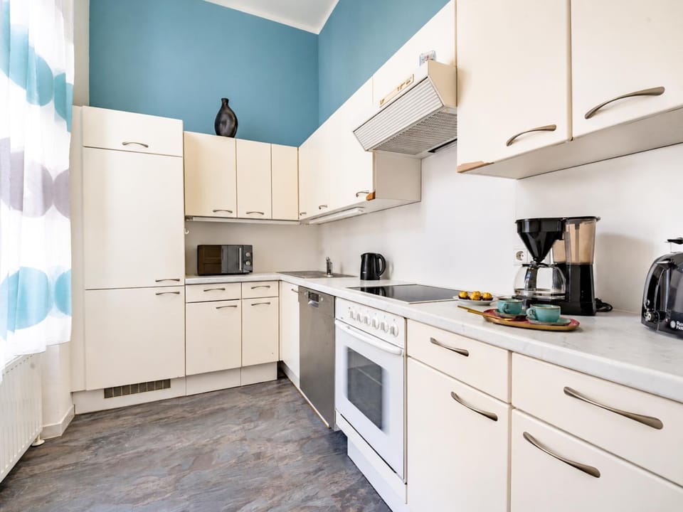 Coffee/tea facilities, Kitchen or kitchenette, dishwasher, oven, stove, toaster