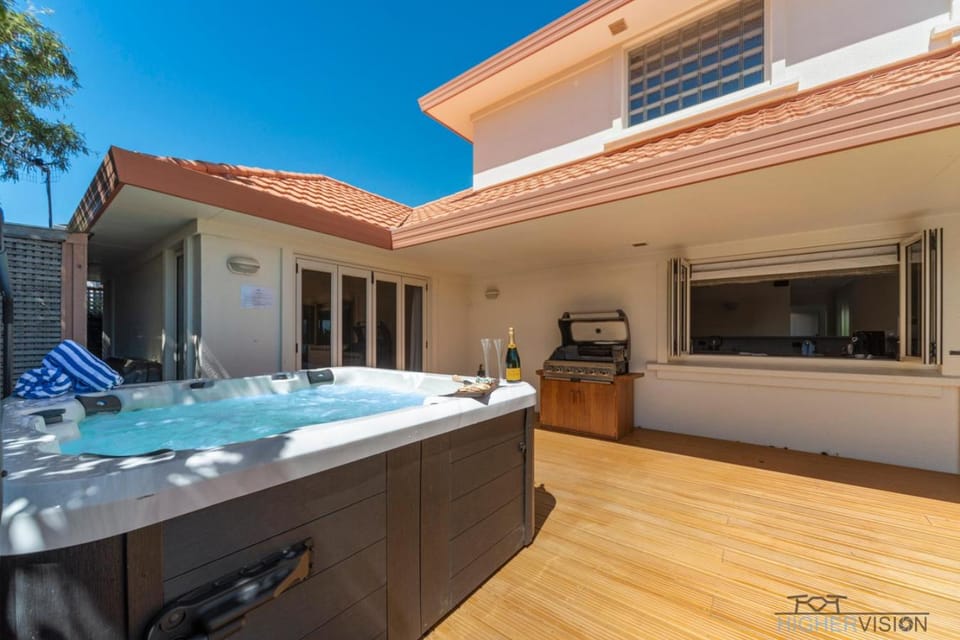 Property building, BBQ facilities, BBQ facilities, Hot Tub, Hot Tub