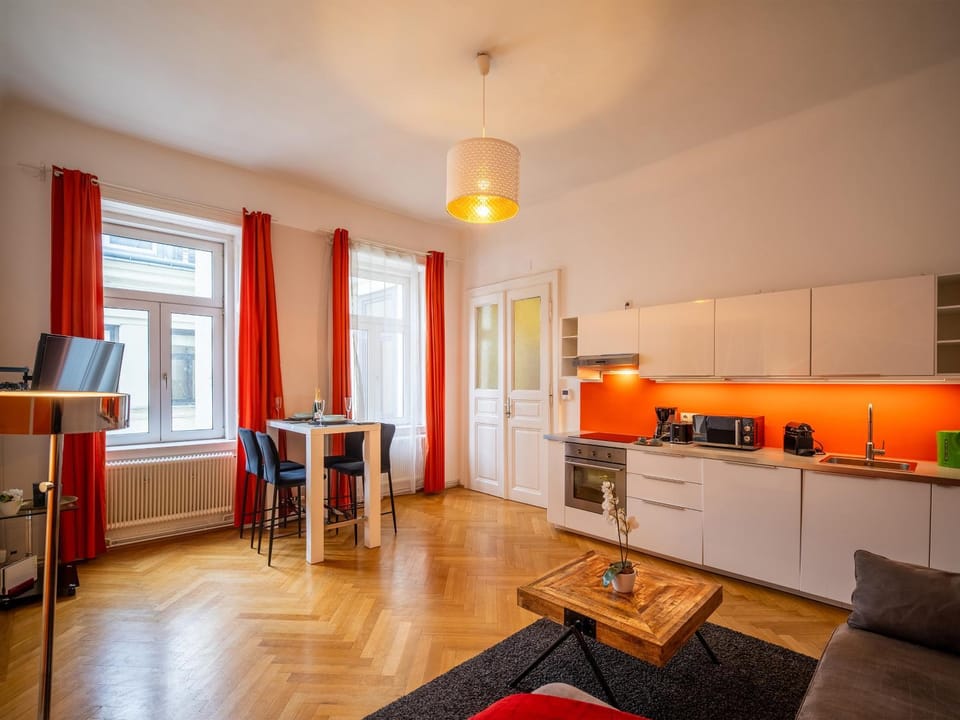 TV and multimedia, Kitchen or kitchenette, Dining area, oven, stove