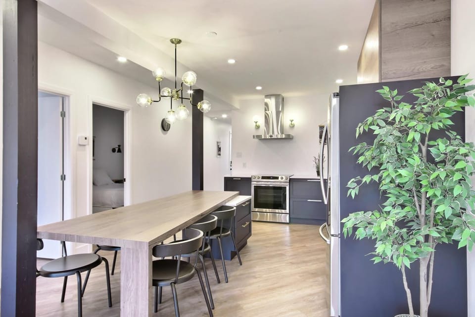Dining area, oven, stove