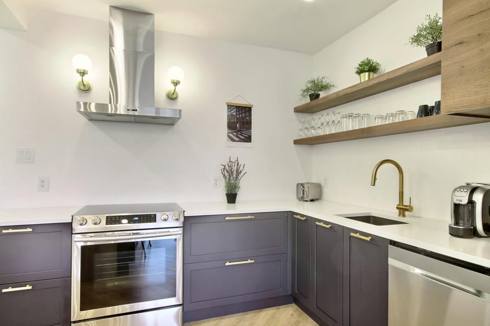 Coffee/tea facilities, dishwasher, oven, stove, toaster