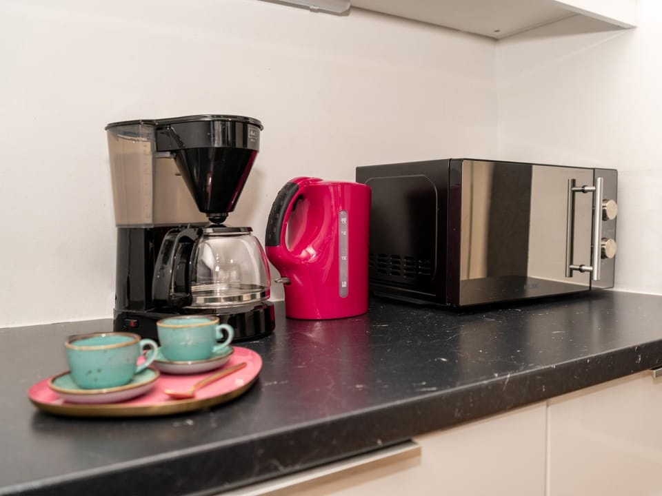 Coffee/tea facilities, microwave