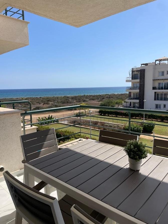 Natural landscape, View (from property/room), Balcony/Terrace, Dining area, Sea view