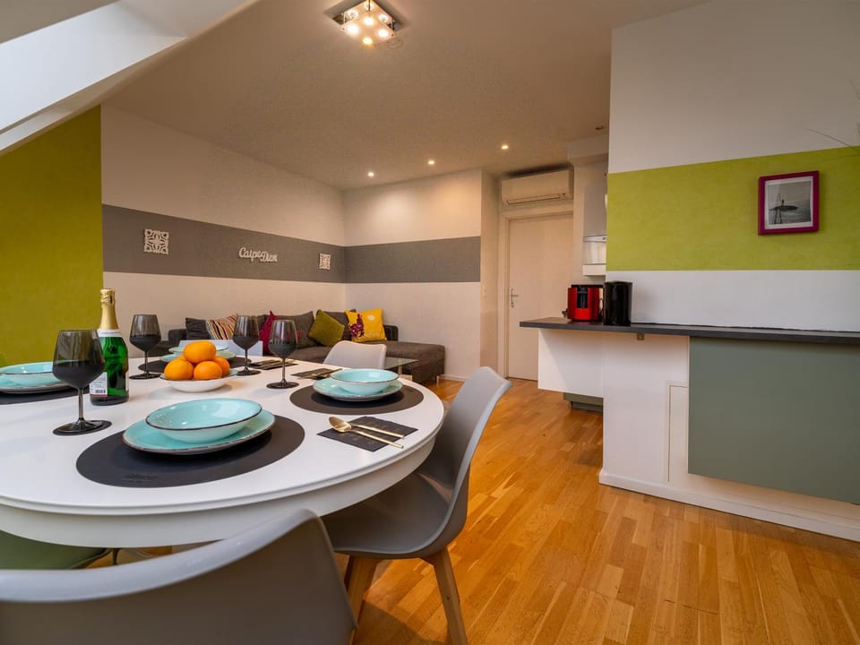 TV and multimedia, Living room, Dining area, air conditioner