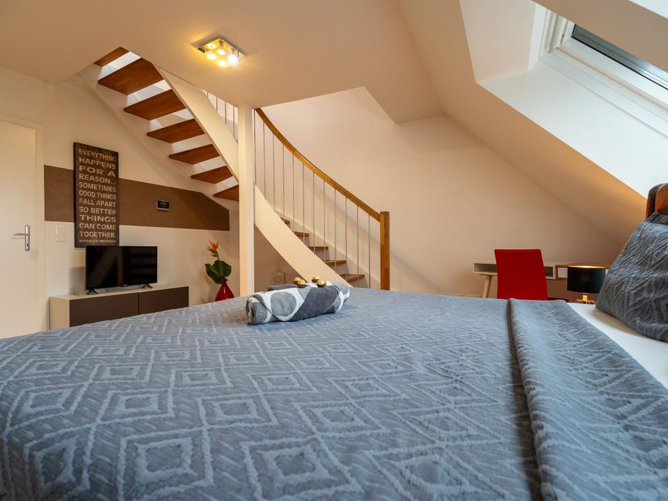 Bed, TV and multimedia, Bedroom, towels, towels