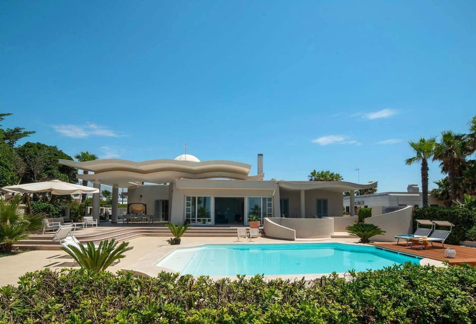 Property building, Day, Garden, Garden view, Pool view, Swimming pool, sunbed