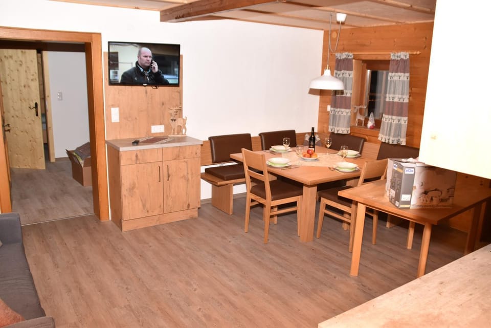 TV and multimedia, Kitchen or kitchenette, Seating area, Dining area