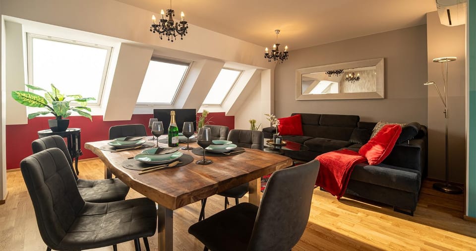 Restaurant/places to eat, Living room, Seating area, Dining area