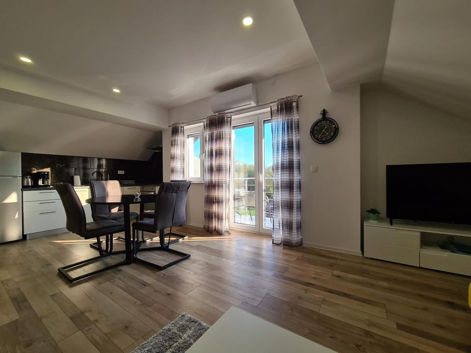 TV and multimedia, Kitchen or kitchenette, Dining area