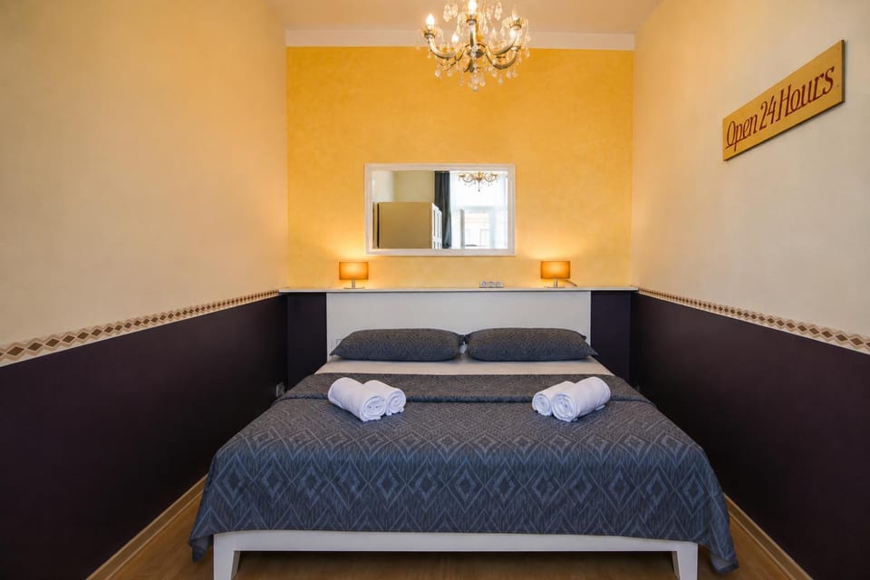 Bed, Bedroom, towels