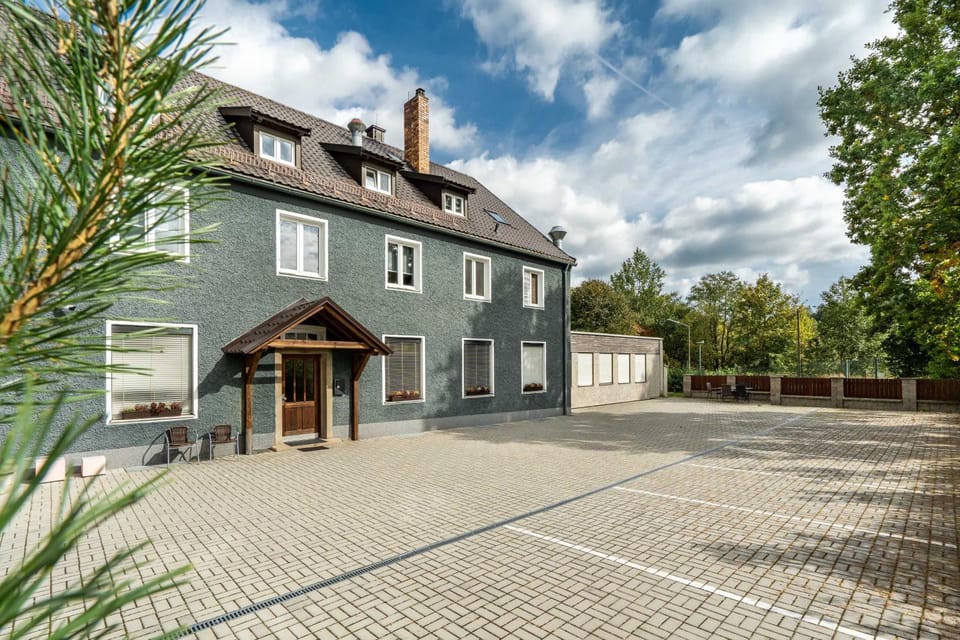 Property building, Facade/entrance, Breakfast, Parking