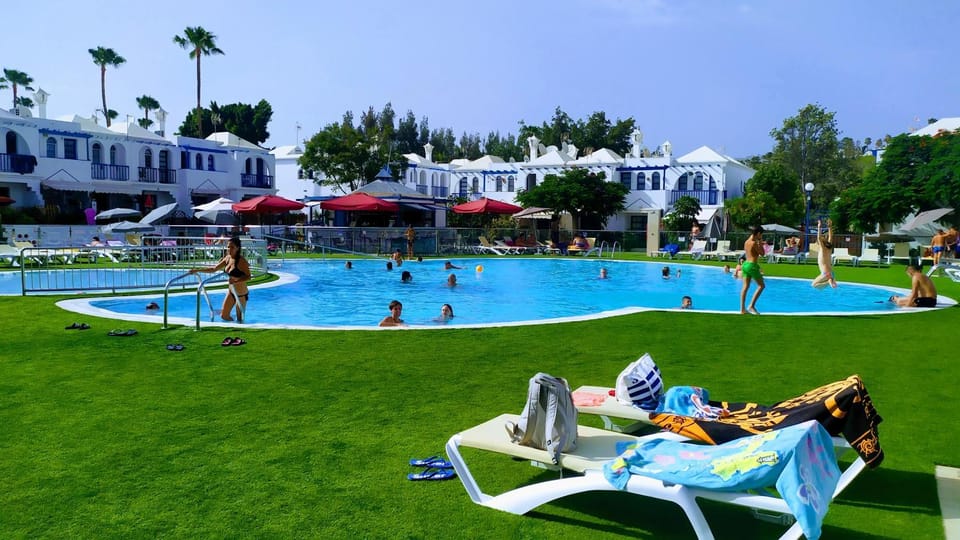 People, Swimming pool, Family