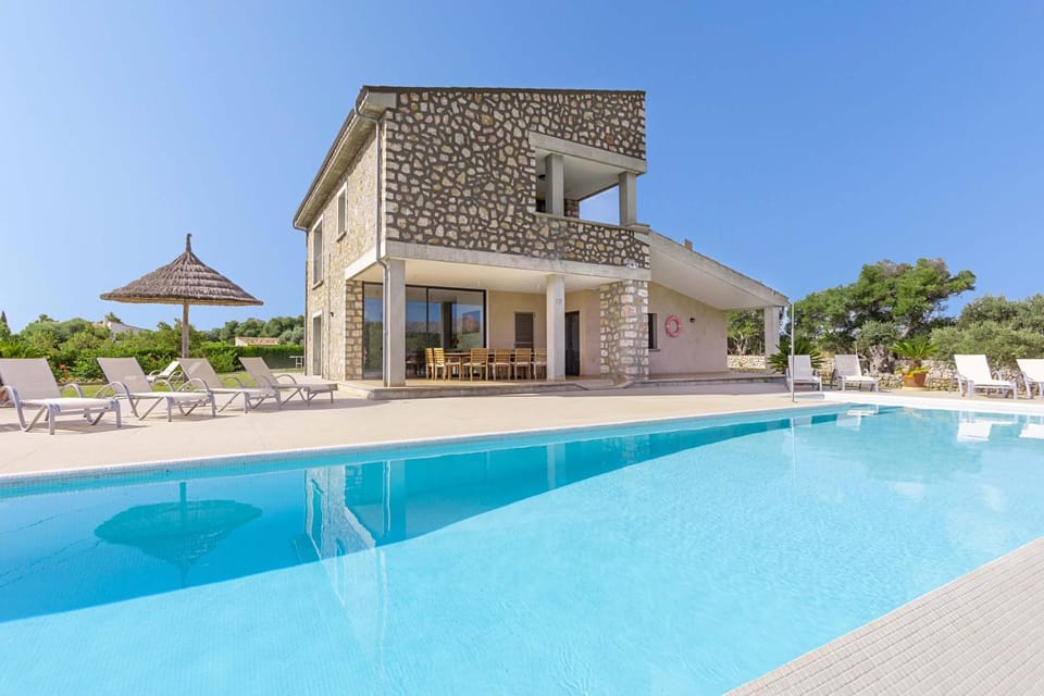 Property building, Patio, Day, Pool view, Swimming pool, sunbed