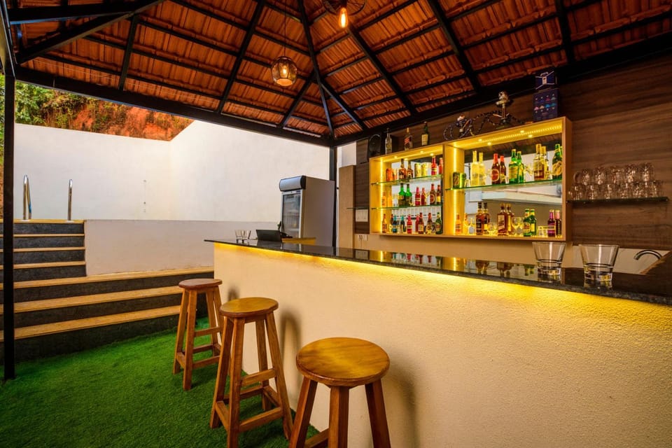 Restaurant/places to eat, Lounge or bar, Drinks, Alcoholic drinks, Non alcoholic drinks