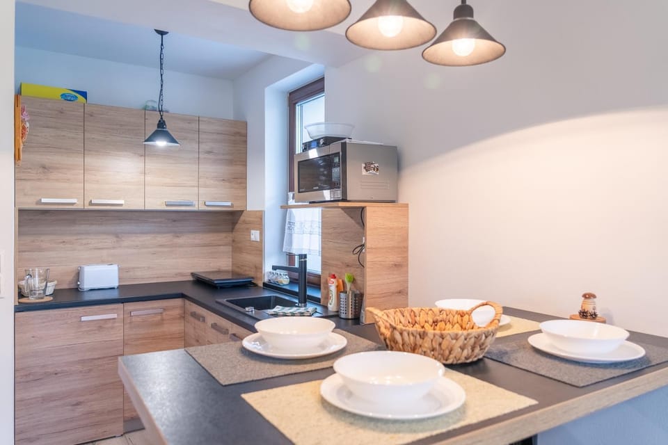 Kitchen or kitchenette, Dining area