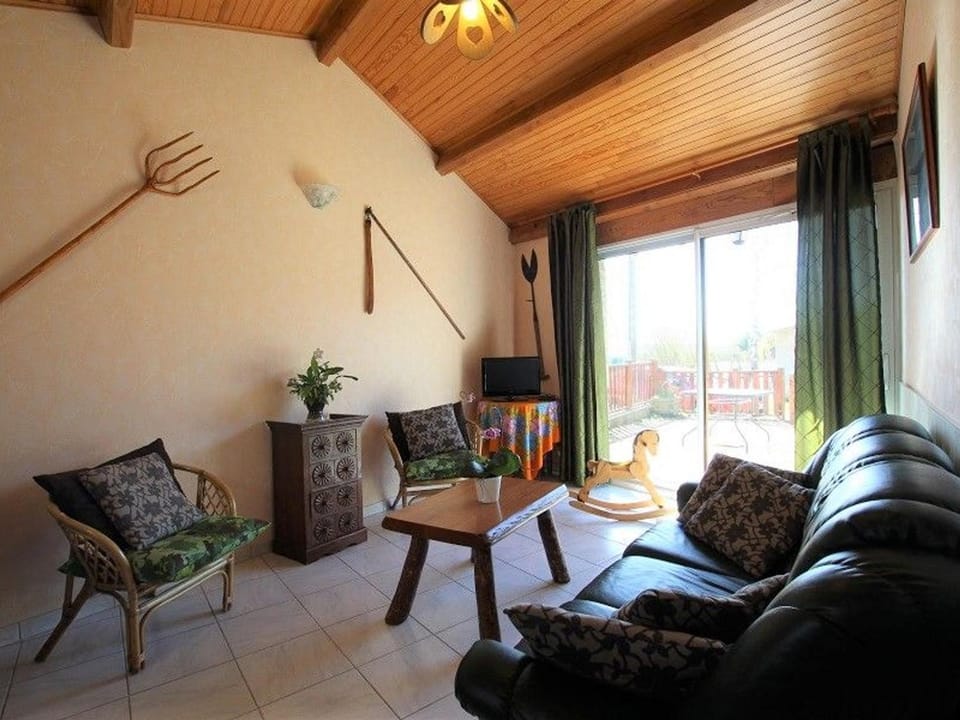 Gîte en pierre avec terrasses, proche de sites médiévaux, idéal pour famille avec équipements bébé. - FR-1-582-256 House in Auvergne-Rhône-Alpes