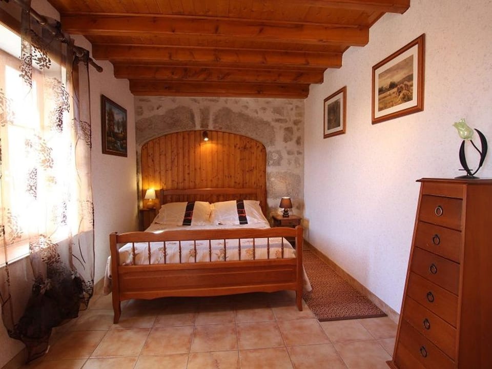 Gîte en pierre avec terrasses, proche de sites médiévaux, idéal pour famille avec équipements bébé. - FR-1-582-256 House in Auvergne-Rhône-Alpes