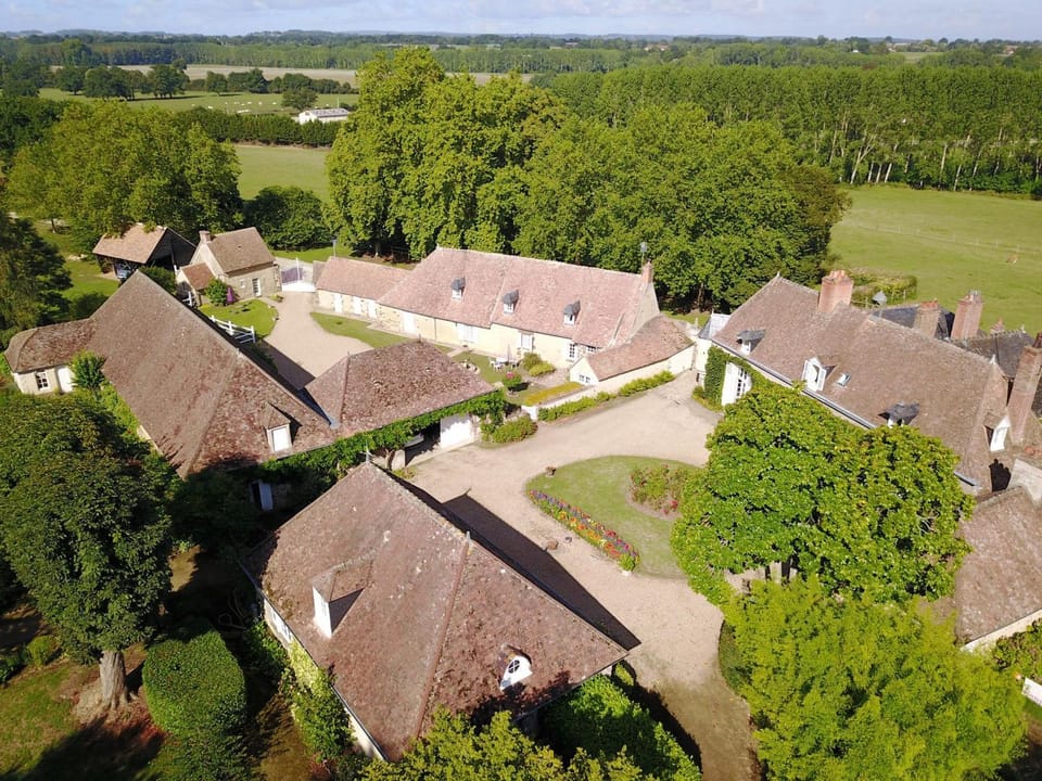 Gîte charmant avec piscine chauffée, tennis et jardin près de Beaumont-sur-Sarthe - FR-1-410-214 House in Pays de la Loire