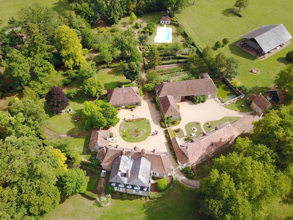 Gîte charmant avec piscine chauffée, tennis et jardin près de Beaumont-sur-Sarthe - FR-1-410-214 House in Pays de la Loire