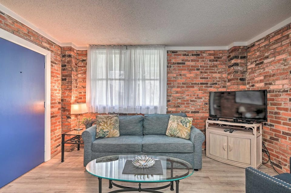 Ground Floor Unit: 10 Miles to Myrtle Beach Apartment in Garden City