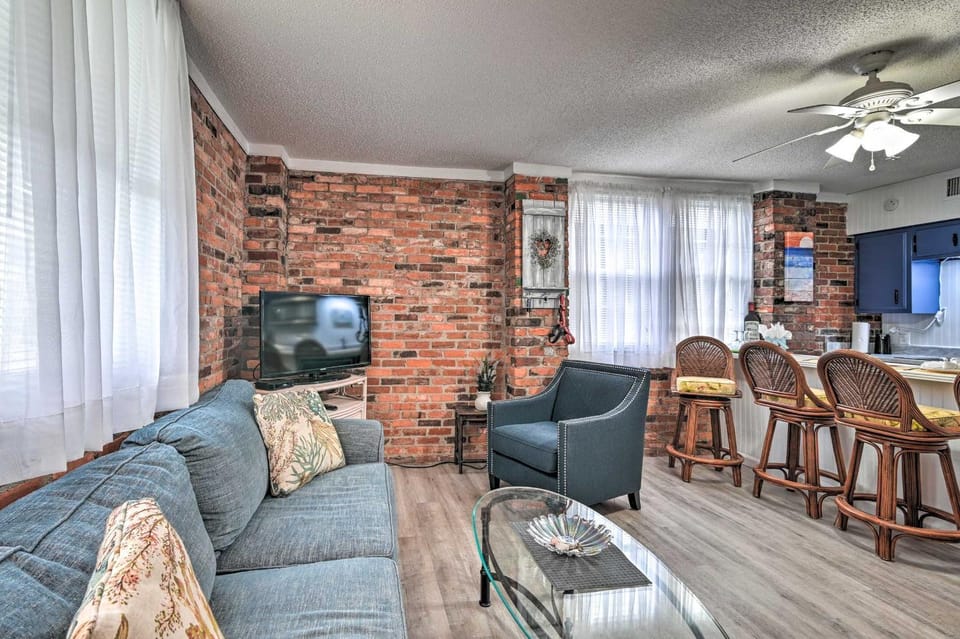 Ground Floor Unit: 10 Miles to Myrtle Beach Apartment in Garden City
