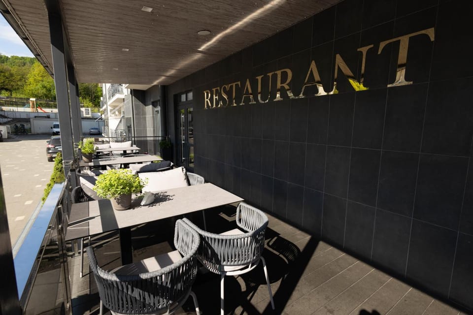 Restaurant/places to eat, Food and drinks, Seating area, Food