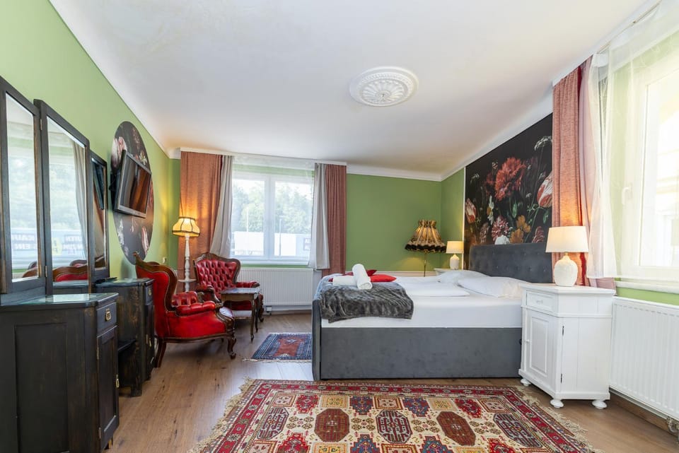 Photo of the whole room, Bedroom