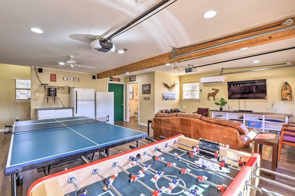 Lake Granbury Getaway! Family Home w/ Deck & Games House in Granbury