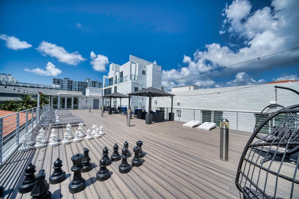 Property building, Balcony/Terrace, Entertainment, sunbed