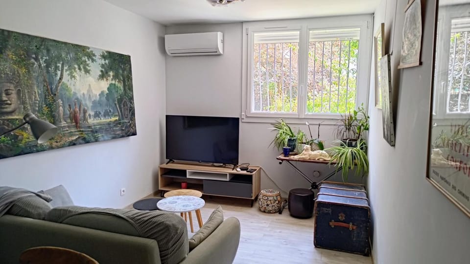 Living room, Seating area, air conditioner
