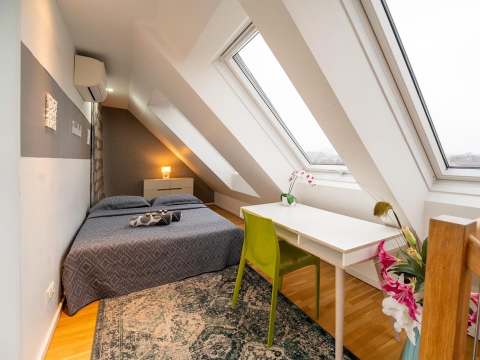 Bed, Photo of the whole room, Bedroom