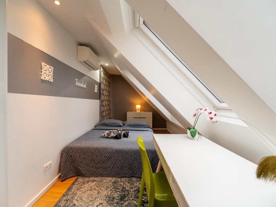 Bed, Photo of the whole room, Bedroom, towels, air conditioner