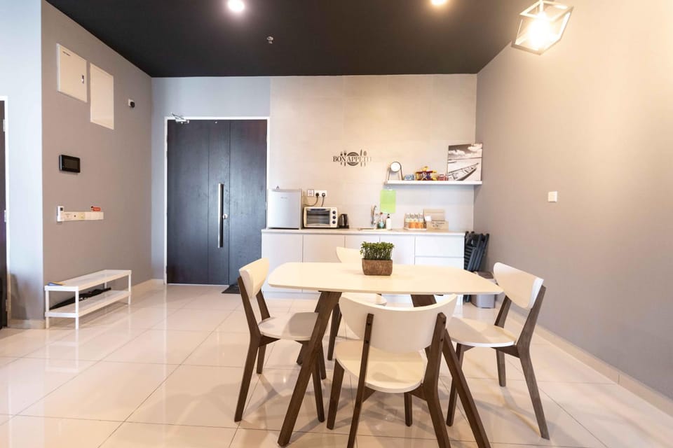 Coffee/tea facilities, Kitchen or kitchenette, Dining area, minibar