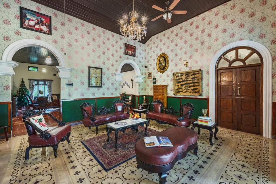 Restaurant/places to eat, Living room, Banquet/Function facilities, Seating area