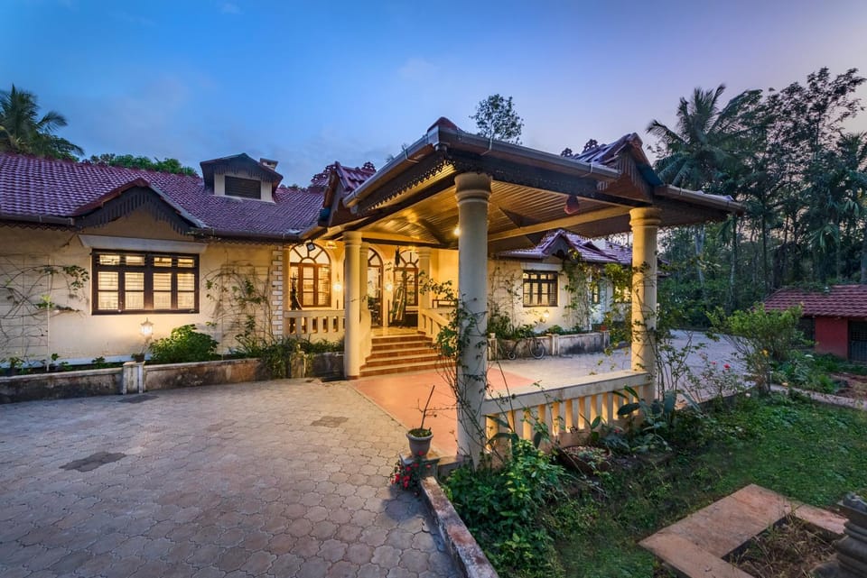 Property building, Patio, Facade/entrance, Day, Garden, Garden view, Parking