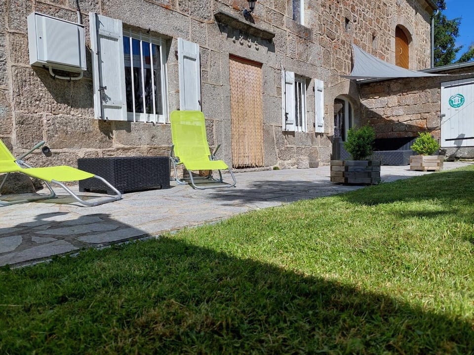 Maison de charme restaurée au bord d'un ruisseau avec terrasse, proche activités de plein air et confort moderne - FR-1-582-225 House in Auvergne-Rhône-Alpes