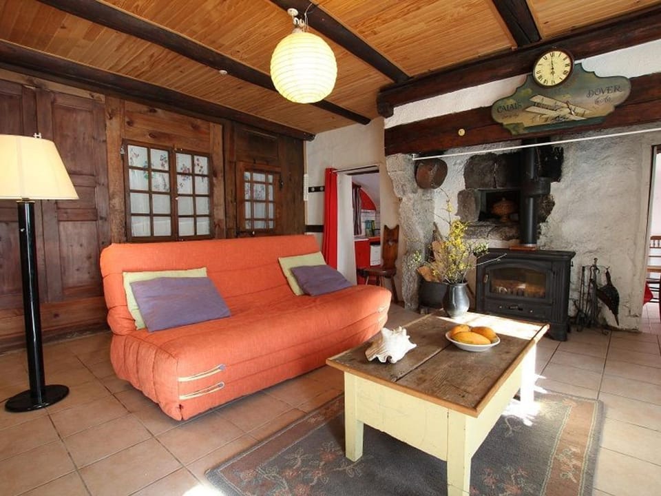 Gîte chaleureux entre festivals, nature et confort avec wifi à Jullianges - FR-1-582-237 House in Auvergne-Rhône-Alpes
