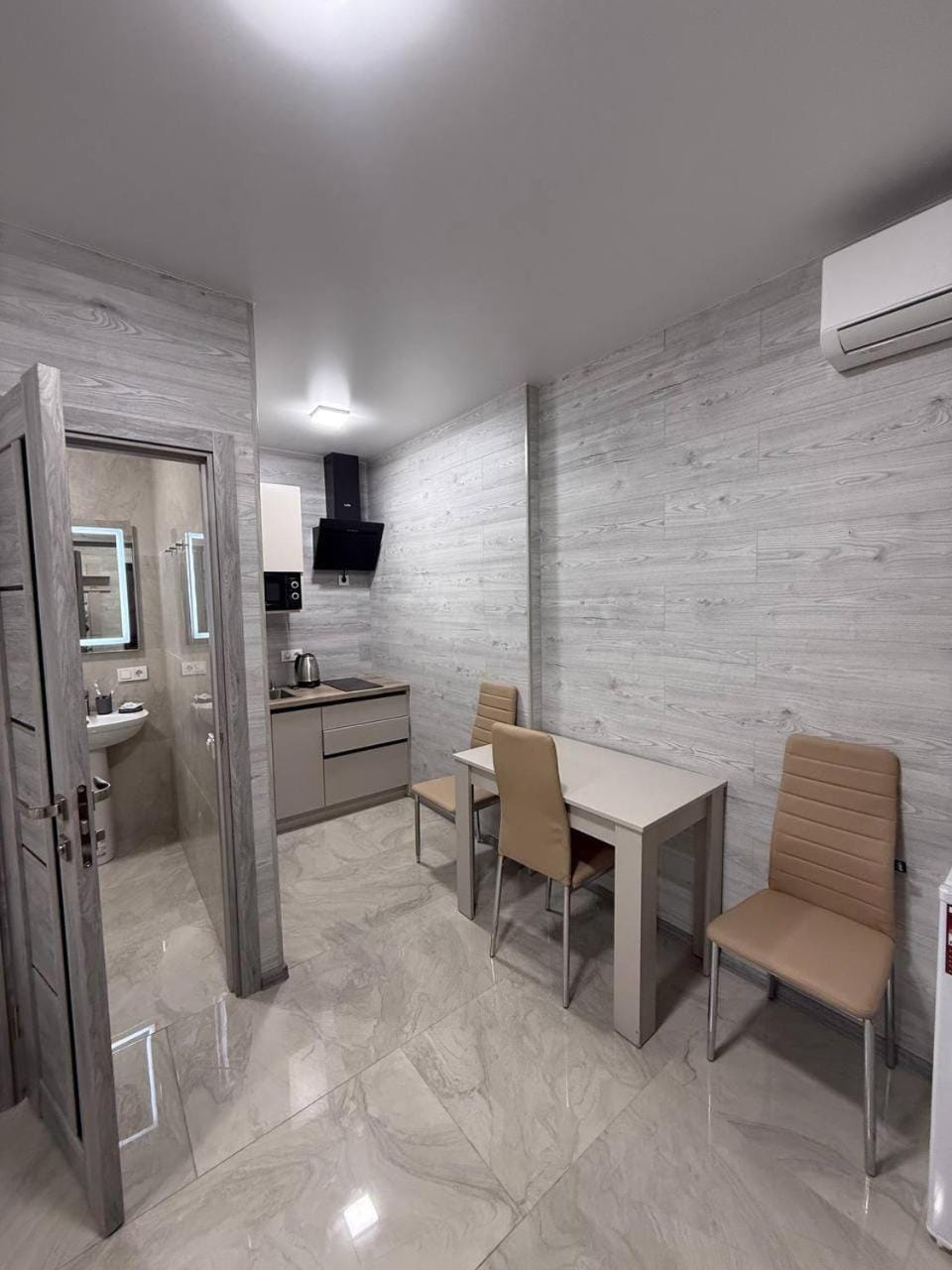 Kitchen or kitchenette, Dining area