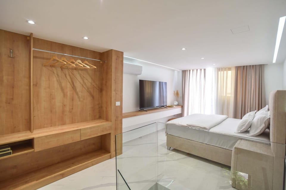 TV and multimedia, Photo of the whole room, Bedroom