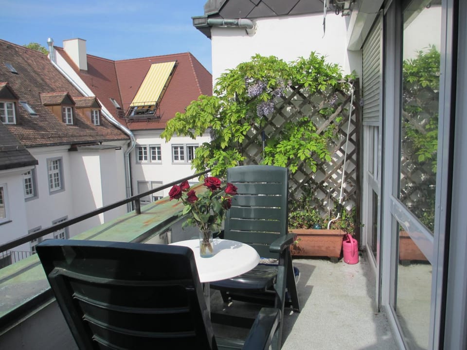 Balcony/Terrace, Seating area, Dining area, City view, Street view, Inner courtyard view