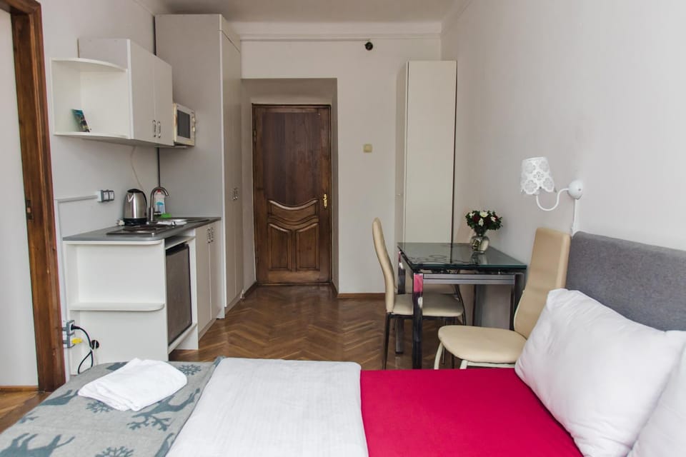 Kitchen or kitchenette, Photo of the whole room, Seating area, Dining area